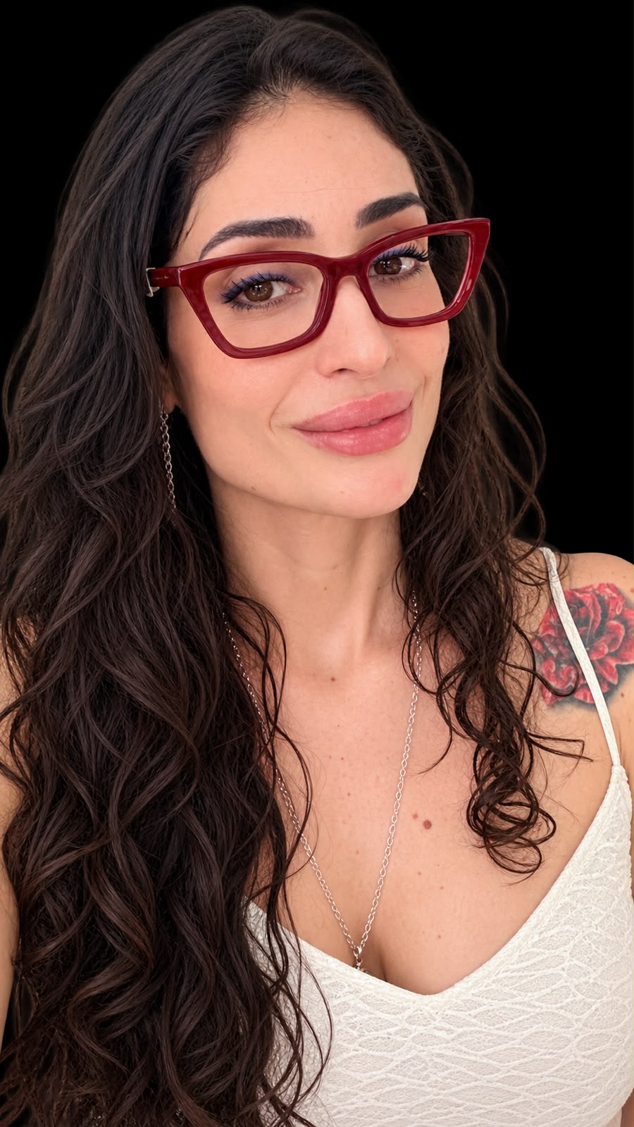 Milena usando óculos de armação vermelha na campanha da Óticas Mileto